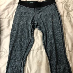 Nike athletic crop leggings